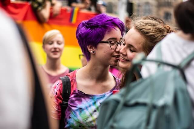 Friends kissing each other