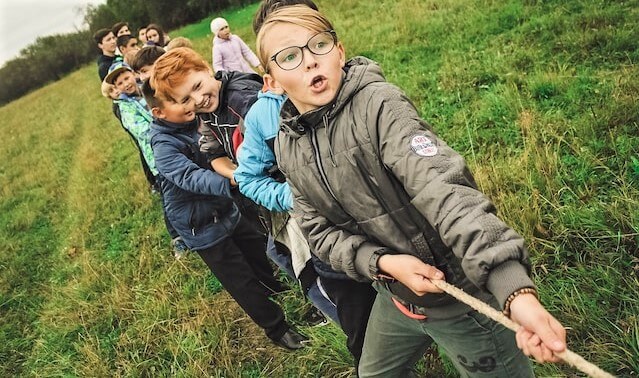Childreen pulling a rope together